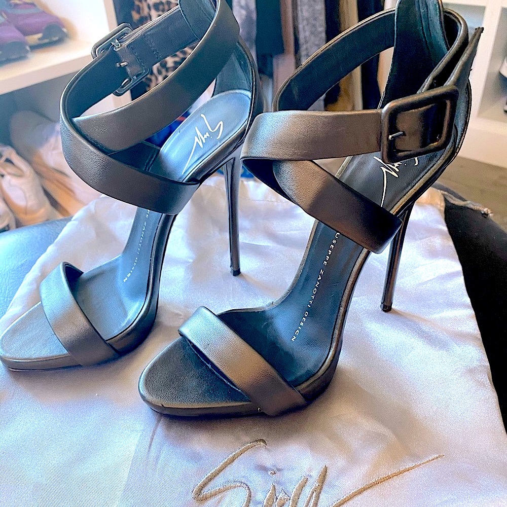 Stunning Giuseppe zanotti strappy sandals